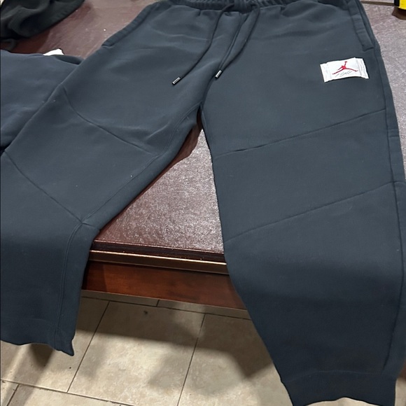 🔥JORDAN FULL OUTFIT.Black Hoodie with Red Emblem, pants with iconic logo 😉☄️☄️ - Picture 3 of 12